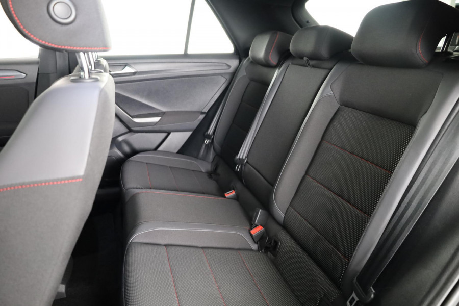 Volkswagen T-Roc 1.5 TSI Sport 150 pk Automaat (DSG) | Navigatie via App | Panoramadak | Parkeersensoren | Achteruitrijcamera | Adaptieve cruise control | Stoelverwarming |