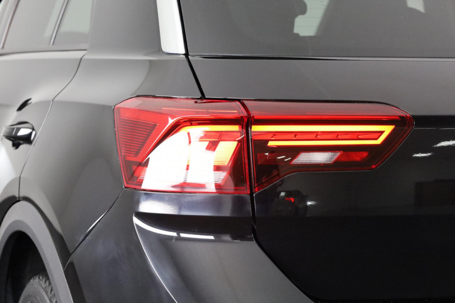 Volkswagen T-Roc 1.5 TSI Sport 150 pk Automaat (DSG) | Navigatie via App | Panoramadak | Parkeersensoren | Achteruitrijcamera | Adaptieve cruise control | Stoelverwarming |