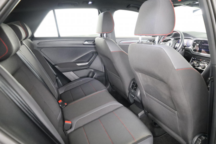 Volkswagen T-Roc 1.5 TSI Sport 150 pk Automaat (DSG) | Navigatie via App | Panoramadak | Parkeersensoren | Achteruitrijcamera | Adaptieve cruise control | Stoelverwarming |