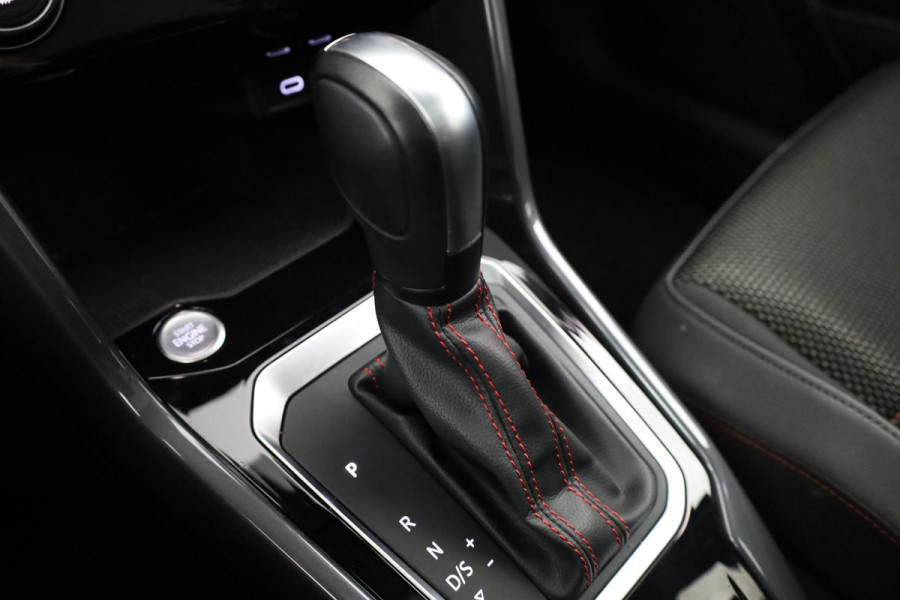Volkswagen T-Roc 1.5 TSI Sport 150 pk Automaat (DSG) | Navigatie via App | Panoramadak | Parkeersensoren | Achteruitrijcamera | Adaptieve cruise control | Stoelverwarming |