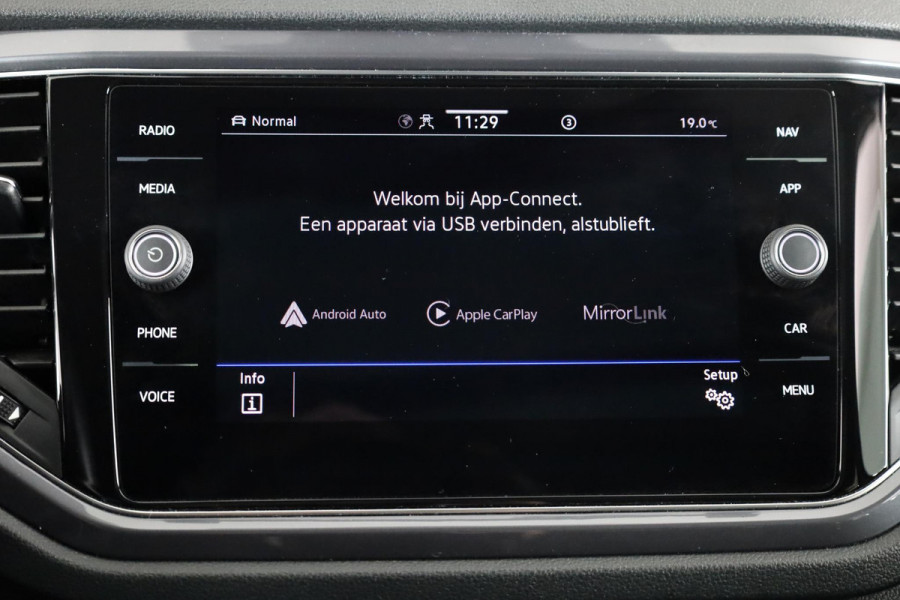 Volkswagen T-Roc 1.5 TSI Sport 150 pk Automaat (DSG) | Navigatie via App | Panoramadak | Parkeersensoren | Achteruitrijcamera | Adaptieve cruise control | Stoelverwarming |