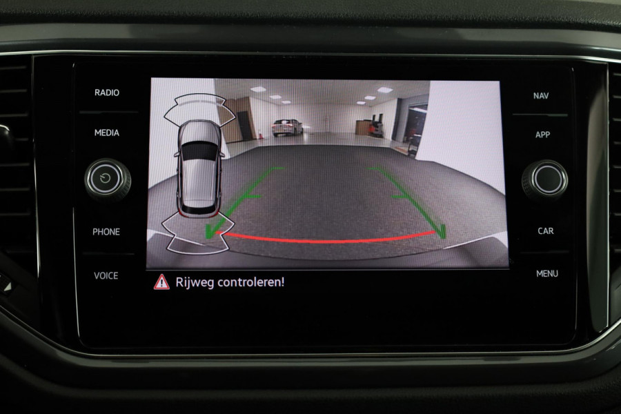 Volkswagen T-Roc 1.5 TSI Sport 150 pk Automaat (DSG) | Navigatie via App | Panoramadak | Parkeersensoren | Achteruitrijcamera | Adaptieve cruise control | Stoelverwarming |