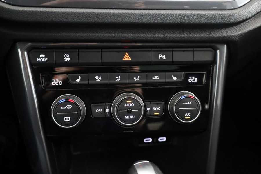 Volkswagen T-Roc 1.5 TSI Sport 150 pk Automaat (DSG) | Navigatie via App | Panoramadak | Parkeersensoren | Achteruitrijcamera | Adaptieve cruise control | Stoelverwarming |