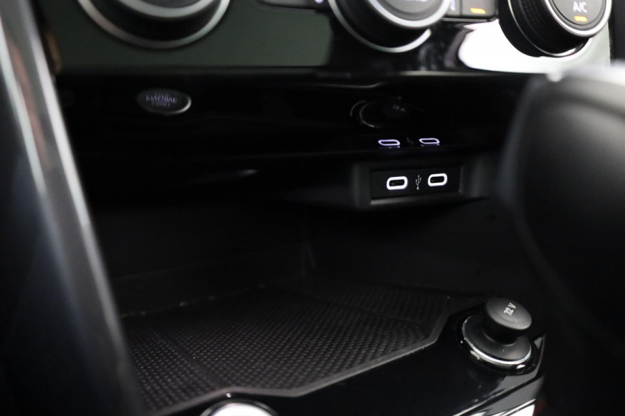 Volkswagen T-Roc 1.5 TSI Sport 150 pk Automaat (DSG) | Navigatie via App | Panoramadak | Parkeersensoren | Achteruitrijcamera | Adaptieve cruise control | Stoelverwarming |