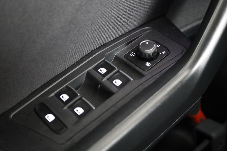 Volkswagen T-Roc 1.5 TSI Sport 150 pk Automaat (DSG) | Navigatie via App | Panoramadak | Parkeersensoren | Achteruitrijcamera | Adaptieve cruise control | Stoelverwarming |