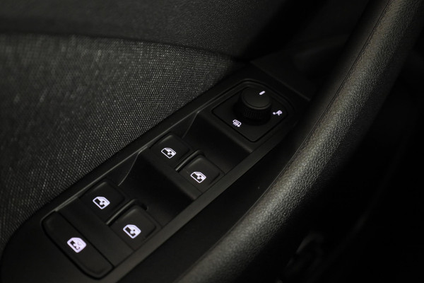 Škoda Kamiq Business Edition 1.0 TSI 115 pk 6 versn. Hand | Achteruitrijcamera | Elek. achterklep | Apple CarPlay