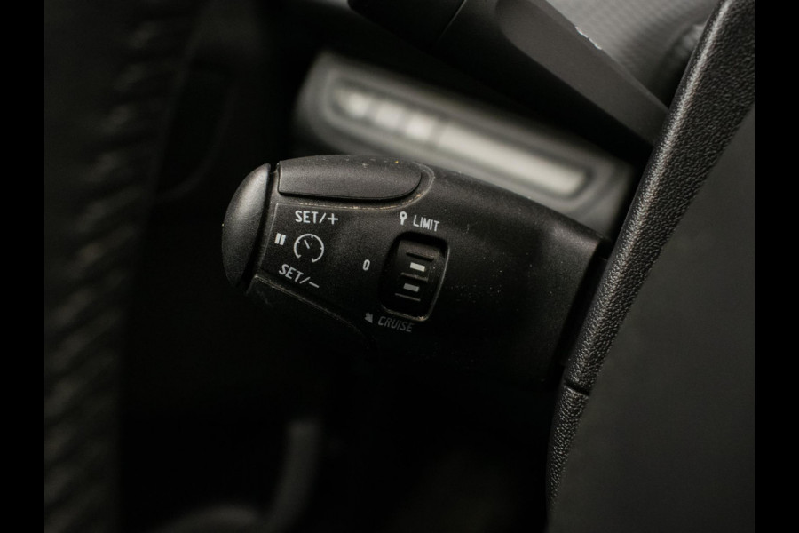 Peugeot 2008 1.2 PureTech Signature Sport (APPLE CARPLAY,NAVI,CRUISE,PDC,LED,LEDER,SPORTSTOELEN,GETINT,LM VELGEN,NETTE STAAT)