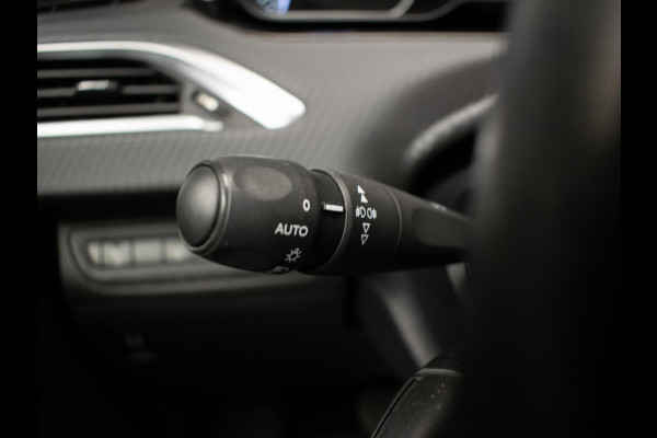 Peugeot 2008 1.2 PureTech Signature Sport (APPLE CARPLAY,NAVI,CRUISE,PDC,LED,LEDER,SPORTSTOELEN,GETINT,LM VELGEN,NETTE STAAT)
