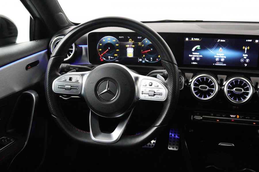 Mercedes-Benz A-Klasse 220 Premium Plus (PANORAMADAK, PARKEERSENSOREN, STOELVERWARMING, CRUISE CONTROL, ACHTERUITRIJCAMERA)
