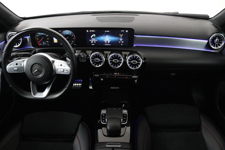 Mercedes-Benz A-Klasse 220 Premium Plus (PANORAMADAK, PARKEERSENSOREN, STOELVERWARMING, CRUISE CONTROL, ACHTERUITRIJCAMERA)