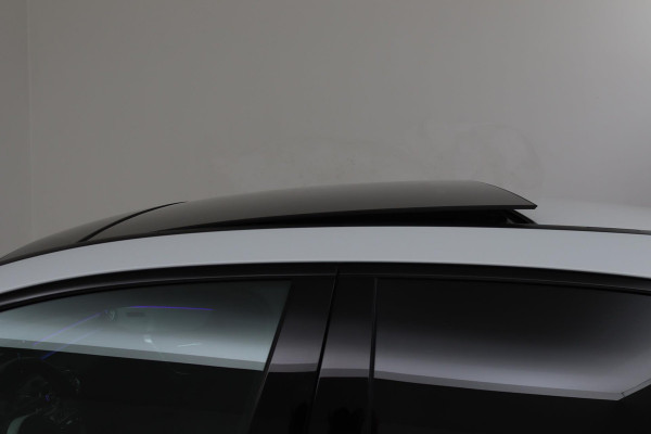 Mercedes-Benz A-Klasse 220 Premium Plus (PANORAMADAK, PARKEERSENSOREN, STOELVERWARMING, CRUISE CONTROL, ACHTERUITRIJCAMERA)