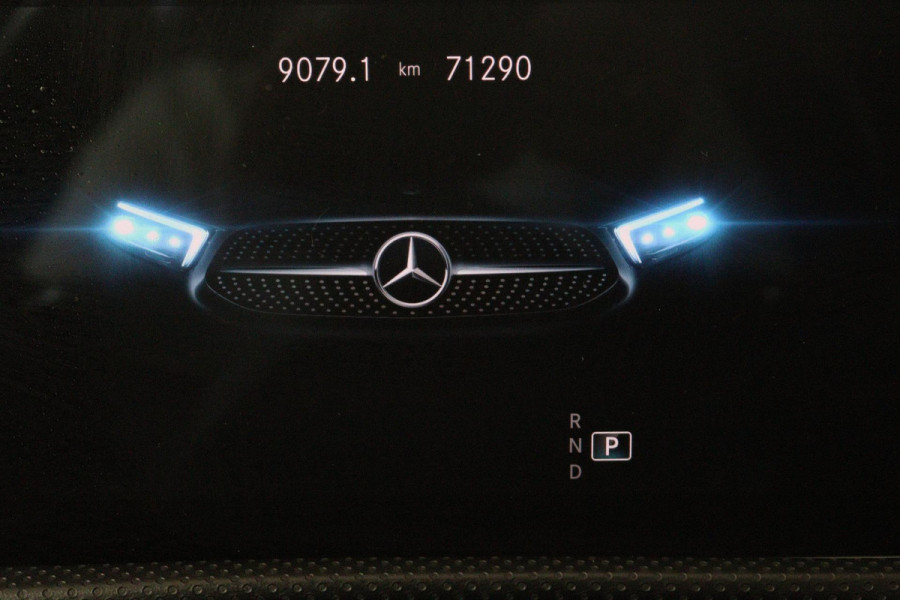 Mercedes-Benz A-Klasse 220 Premium Plus (PANORAMADAK, PARKEERSENSOREN, STOELVERWARMING, CRUISE CONTROL, ACHTERUITRIJCAMERA)