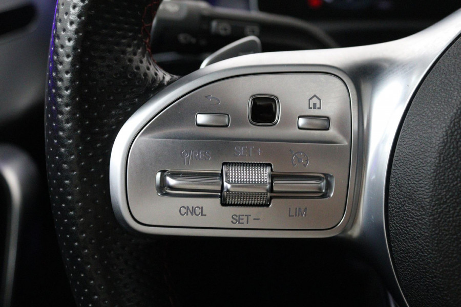 Mercedes-Benz A-Klasse 220 Premium Plus (PANORAMADAK, PARKEERSENSOREN, STOELVERWARMING, CRUISE CONTROL, ACHTERUITRIJCAMERA)