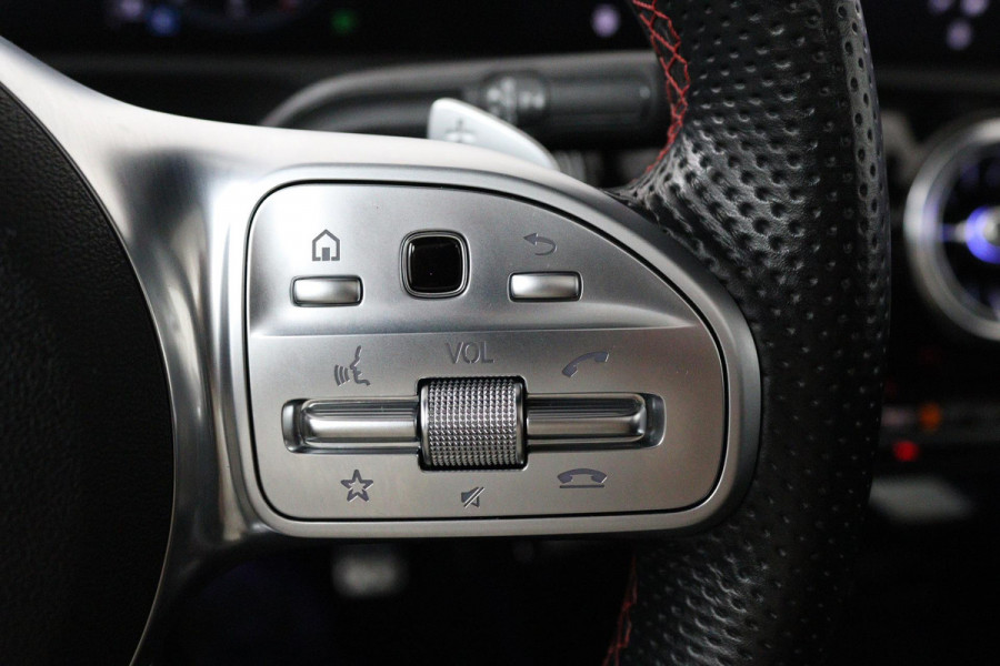 Mercedes-Benz A-Klasse 220 Premium Plus (PANORAMADAK, PARKEERSENSOREN, STOELVERWARMING, CRUISE CONTROL, ACHTERUITRIJCAMERA)
