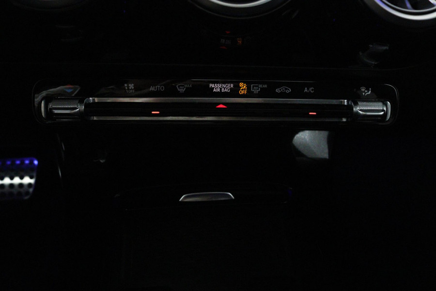 Mercedes-Benz A-Klasse 220 Premium Plus (PANORAMADAK, PARKEERSENSOREN, STOELVERWARMING, CRUISE CONTROL, ACHTERUITRIJCAMERA)