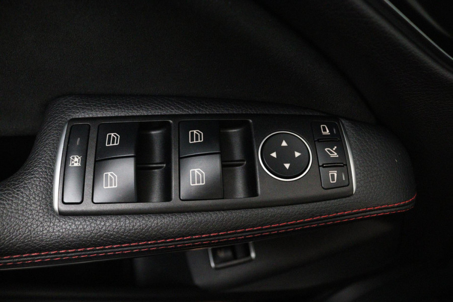 Mercedes-Benz CLA-Klasse 180 Ambition (PANORAMADAK, PARKEERSENSOREN, CRUISE CONTROL, AUTOMAAT, NAVIGATIE, STOELVERWARMING)