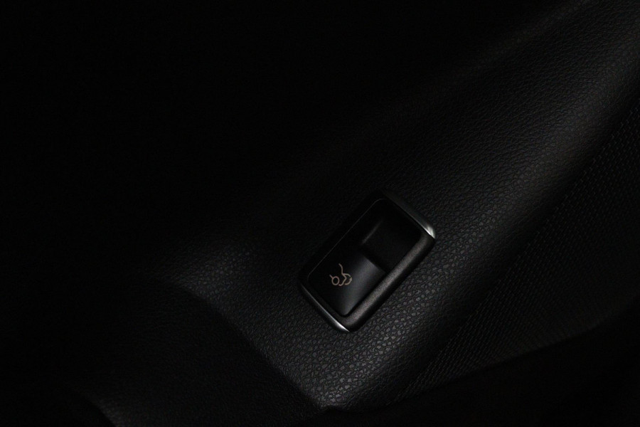 Mercedes-Benz CLA-Klasse 180 Ambition (PANORAMADAK, PARKEERSENSOREN, CRUISE CONTROL, AUTOMAAT, NAVIGATIE, STOELVERWARMING)