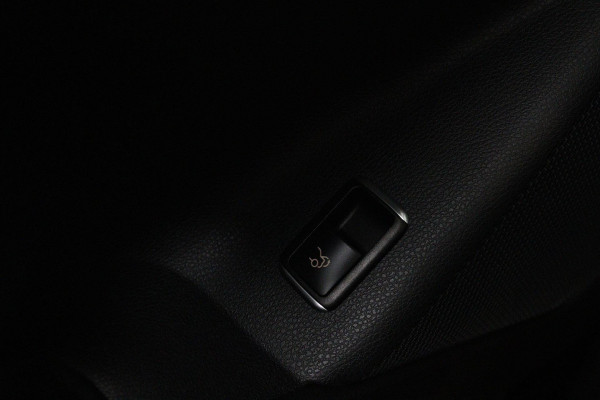 Mercedes-Benz CLA-Klasse 180 Ambition (PANORAMADAK, PARKEERSENSOREN, CRUISE CONTROL, AUTOMAAT, NAVIGATIE, STOELVERWARMING)