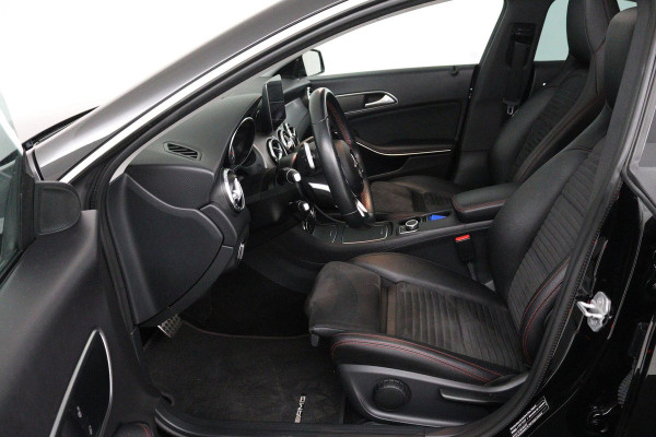 Mercedes-Benz CLA-Klasse 180 Ambition (PANORAMADAK, PARKEERSENSOREN, CRUISE CONTROL, AUTOMAAT, NAVIGATIE, STOELVERWARMING)