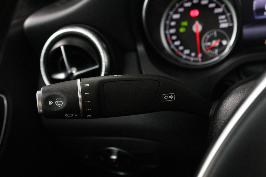 Mercedes-Benz CLA-Klasse 180 Ambition (PANORAMADAK, PARKEERSENSOREN, CRUISE CONTROL, AUTOMAAT, NAVIGATIE, STOELVERWARMING)