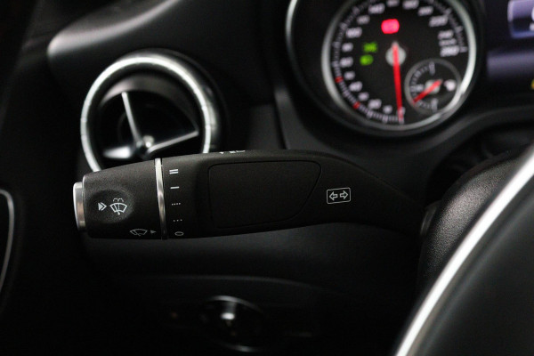 Mercedes-Benz CLA-Klasse 180 Ambition (PANORAMADAK, PARKEERSENSOREN, CRUISE CONTROL, AUTOMAAT, NAVIGATIE, STOELVERWARMING)