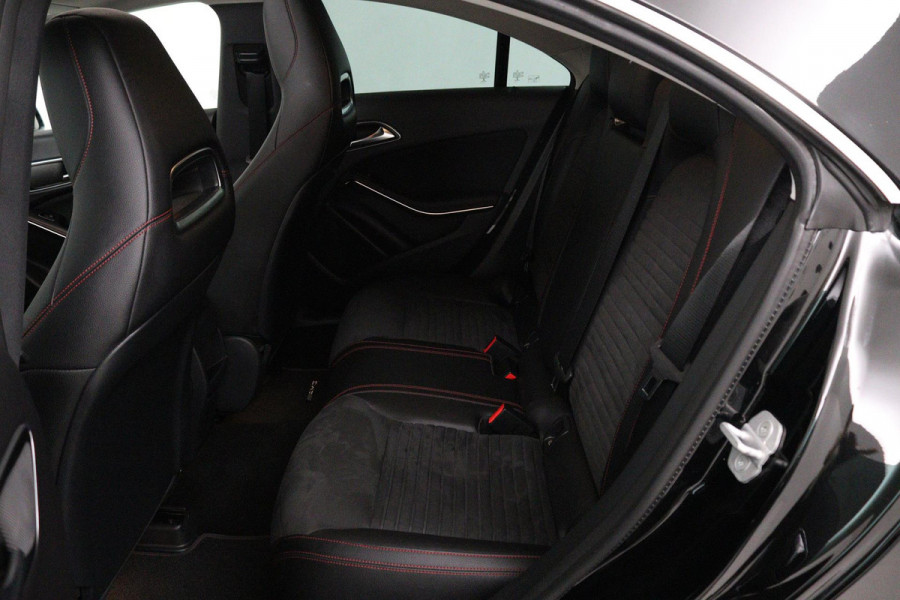 Mercedes-Benz CLA-Klasse 180 Ambition (PANORAMADAK, PARKEERSENSOREN, CRUISE CONTROL, AUTOMAAT, NAVIGATIE, STOELVERWARMING)