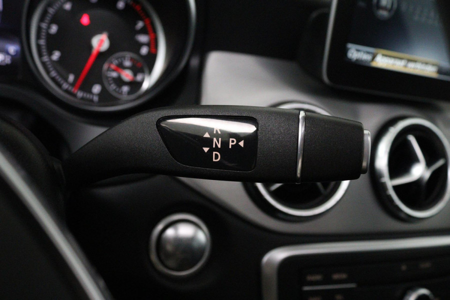 Mercedes-Benz CLA-Klasse 180 Ambition (PANORAMADAK, PARKEERSENSOREN, CRUISE CONTROL, AUTOMAAT, NAVIGATIE, STOELVERWARMING)