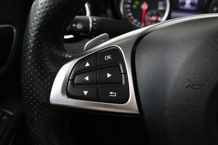 Mercedes-Benz CLA-Klasse 180 Ambition (PANORAMADAK, PARKEERSENSOREN, CRUISE CONTROL, AUTOMAAT, NAVIGATIE, STOELVERWARMING)
