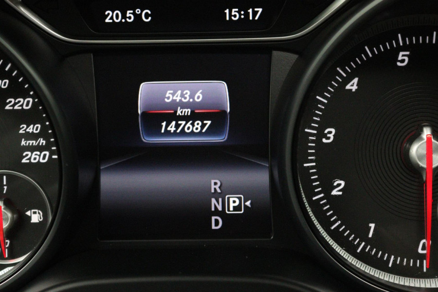 Mercedes-Benz CLA-Klasse 180 Ambition (PANORAMADAK, PARKEERSENSOREN, CRUISE CONTROL, AUTOMAAT, NAVIGATIE, STOELVERWARMING)