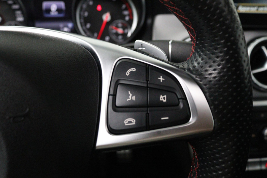 Mercedes-Benz CLA-Klasse 180 Ambition (PANORAMADAK, PARKEERSENSOREN, CRUISE CONTROL, AUTOMAAT, NAVIGATIE, STOELVERWARMING)