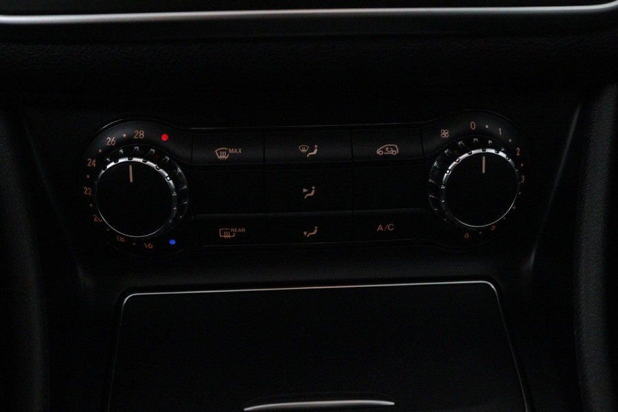 Mercedes-Benz CLA-Klasse 180 Ambition (PANORAMADAK, PARKEERSENSOREN, CRUISE CONTROL, AUTOMAAT, NAVIGATIE, STOELVERWARMING)