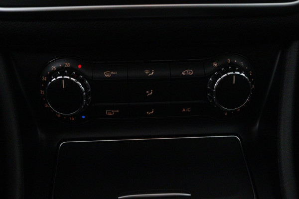 Mercedes-Benz CLA-Klasse 180 Ambition (PANORAMADAK, PARKEERSENSOREN, CRUISE CONTROL, AUTOMAAT, NAVIGATIE, STOELVERWARMING)