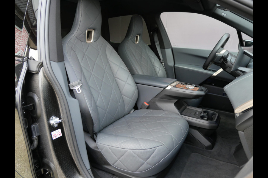 BMW iX xDrive50 BUSINESS ED. PLUS | 112 kWh | PANORAMA | CRYSTAL | TREKHAAK | LUCHTVERING | 1e EIG!!
