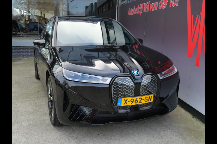 BMW iX xDrive50 BUSINESS ED. PLUS | 112 kWh | PANORAMA | CRYSTAL | TREKHAAK | LUCHTVERING | 1e EIG!!