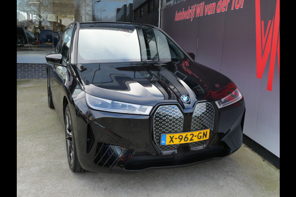 BMW iX xDrive50 BUSINESS ED. PLUS | 112 kWh | PANORAMA | CRYSTAL | TREKHAAK | LUCHTVERING | 1e EIG!!
