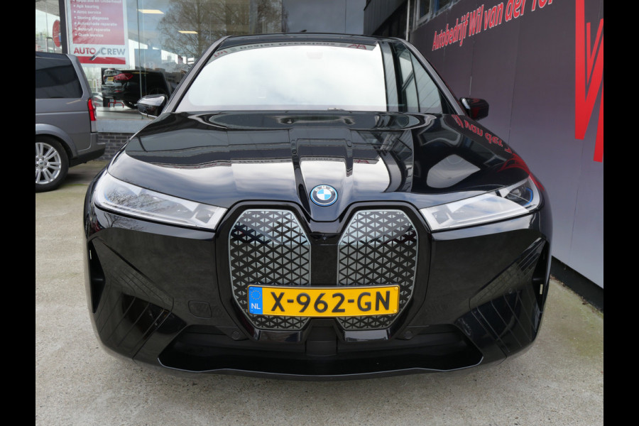 BMW iX xDrive50 BUSINESS ED. PLUS | 112 kWh | PANORAMA | CRYSTAL | TREKHAAK | LUCHTVERING | 1e EIG!!
