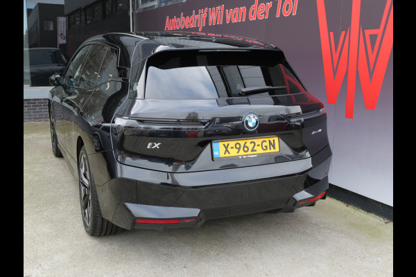 BMW iX xDrive50 BUSINESS ED. PLUS | 112 kWh | PANORAMA | CRYSTAL | TREKHAAK | LUCHTVERING | 1e EIG!!