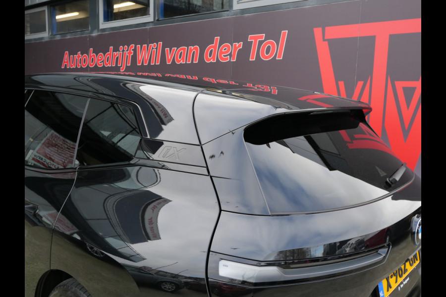 BMW iX xDrive50 BUSINESS ED. PLUS | 112 kWh | PANORAMA | CRYSTAL | TREKHAAK | LUCHTVERING | 1e EIG!!