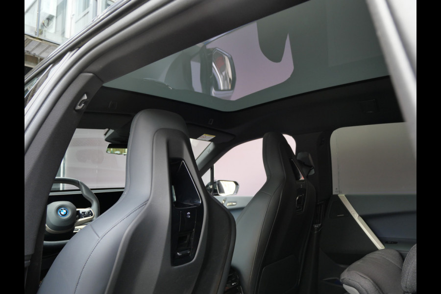BMW iX xDrive50 BUSINESS ED. PLUS | 112 kWh | PANORAMA | CRYSTAL | TREKHAAK | LUCHTVERING | 1e EIG!!