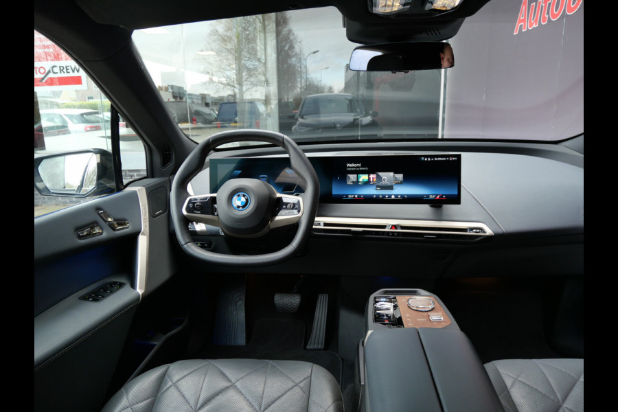 BMW iX xDrive50 BUSINESS ED. PLUS | 112 kWh | PANORAMA | CRYSTAL | TREKHAAK | LUCHTVERING | 1e EIG!!
