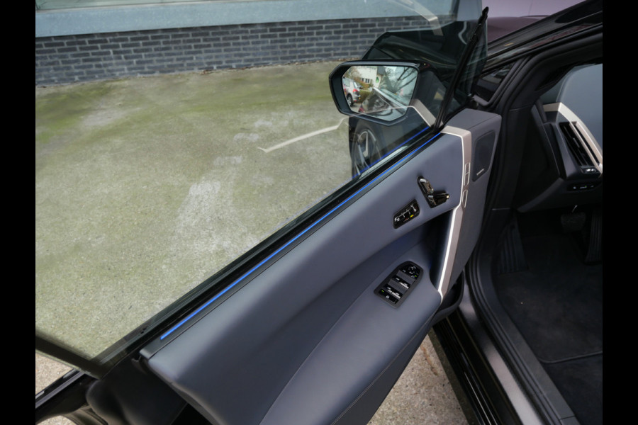 BMW iX xDrive50 BUSINESS ED. PLUS | 112 kWh | PANORAMA | CRYSTAL | TREKHAAK | LUCHTVERING | 1e EIG!!