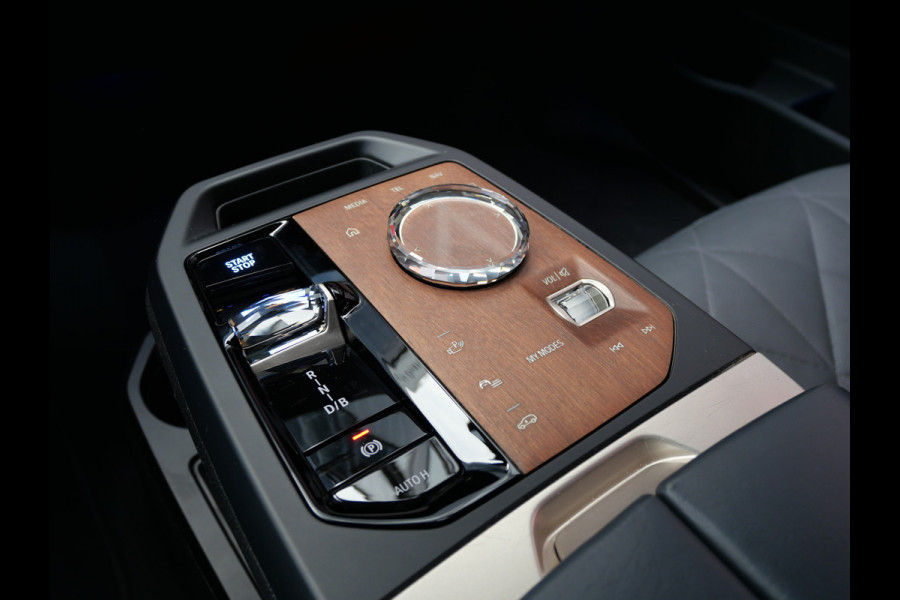 BMW iX xDrive50 BUSINESS ED. PLUS | 112 kWh | PANORAMA | CRYSTAL | TREKHAAK | LUCHTVERING | 1e EIG!!