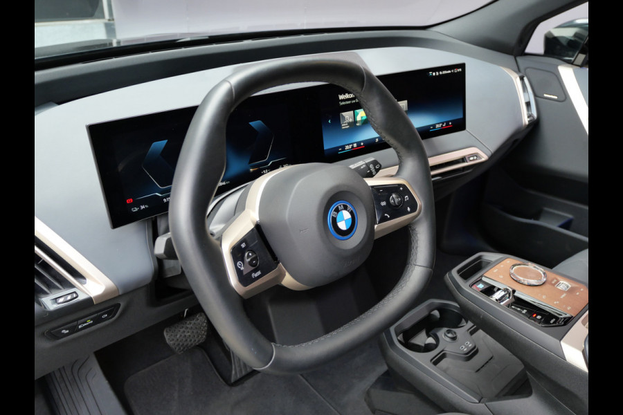 BMW iX xDrive50 BUSINESS ED. PLUS | 112 kWh | PANORAMA | CRYSTAL | TREKHAAK | LUCHTVERING | 1e EIG!!