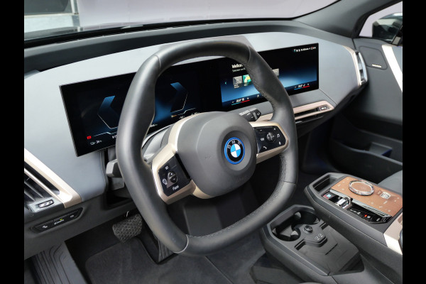 BMW iX xDrive50 BUSINESS ED. PLUS | 112 kWh | PANORAMA | CRYSTAL | TREKHAAK | LUCHTVERING | 1e EIG!!