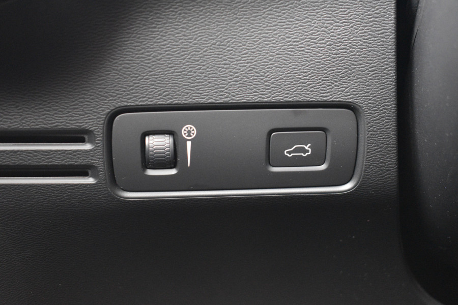Volvo XC40 1.5 T3 Momentum Pro | Camera achter | Cruise Control | Dealer onderhouden |
