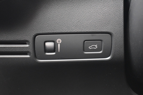 Volvo XC40 1.5 T3 Momentum Pro | Camera achter | Cruise Control | Dealer onderhouden |