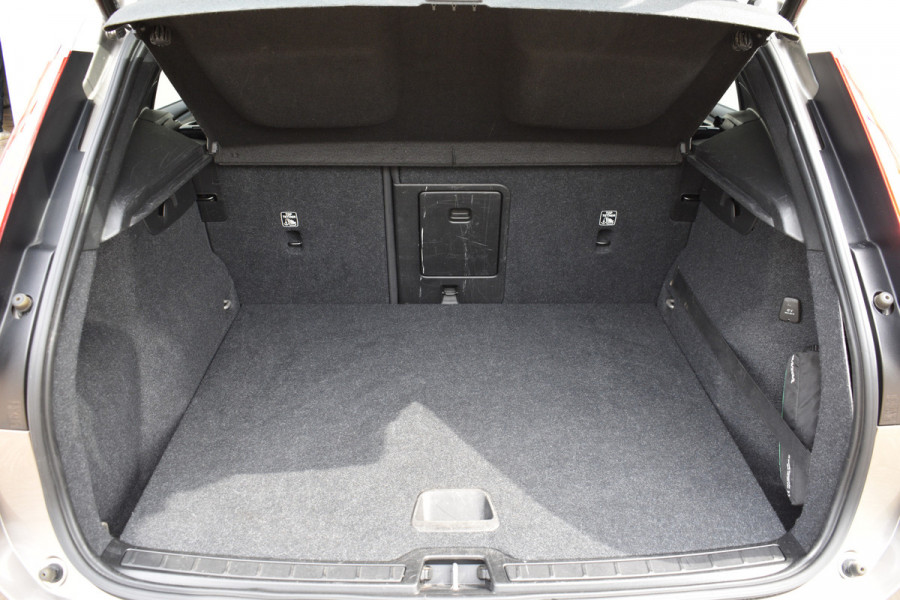 Volvo XC40 1.5 T3 Momentum Pro | Camera achter | Cruise Control | Dealer onderhouden |