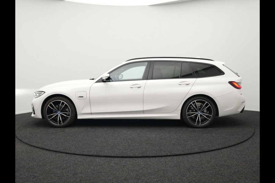 BMW 3 Serie Touring 320e M Sport Plug In Hybrid Dealer O.H PHEV | Adaptive Cruise | Alcantara Sportstoelen Verwarmd | 19"L.M | Sfeerverlichting | Carplay | DAB | Virtual | Navi Full Map |