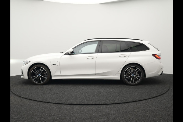 BMW 3 Serie Touring 320e M Sport Plug In Hybrid Dealer O.H PHEV | Adaptive Cruise | Alcantara Sportstoelen Verwarmd | 19"L.M | Sfeerverlichting | Carplay | DAB | Virtual | Navi Full Map |