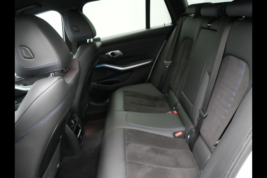 BMW 3 Serie Touring 320e M Sport Plug In Hybrid Dealer O.H PHEV | Adaptive Cruise | Alcantara Sportstoelen Verwarmd | 19"L.M | Sfeerverlichting | Carplay | DAB | Virtual | Navi Full Map |